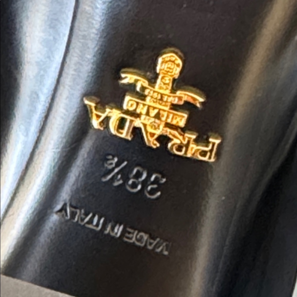 Prada black classic logo pumps modellerie gold logo sz 38.5 - Picture 10 of 10